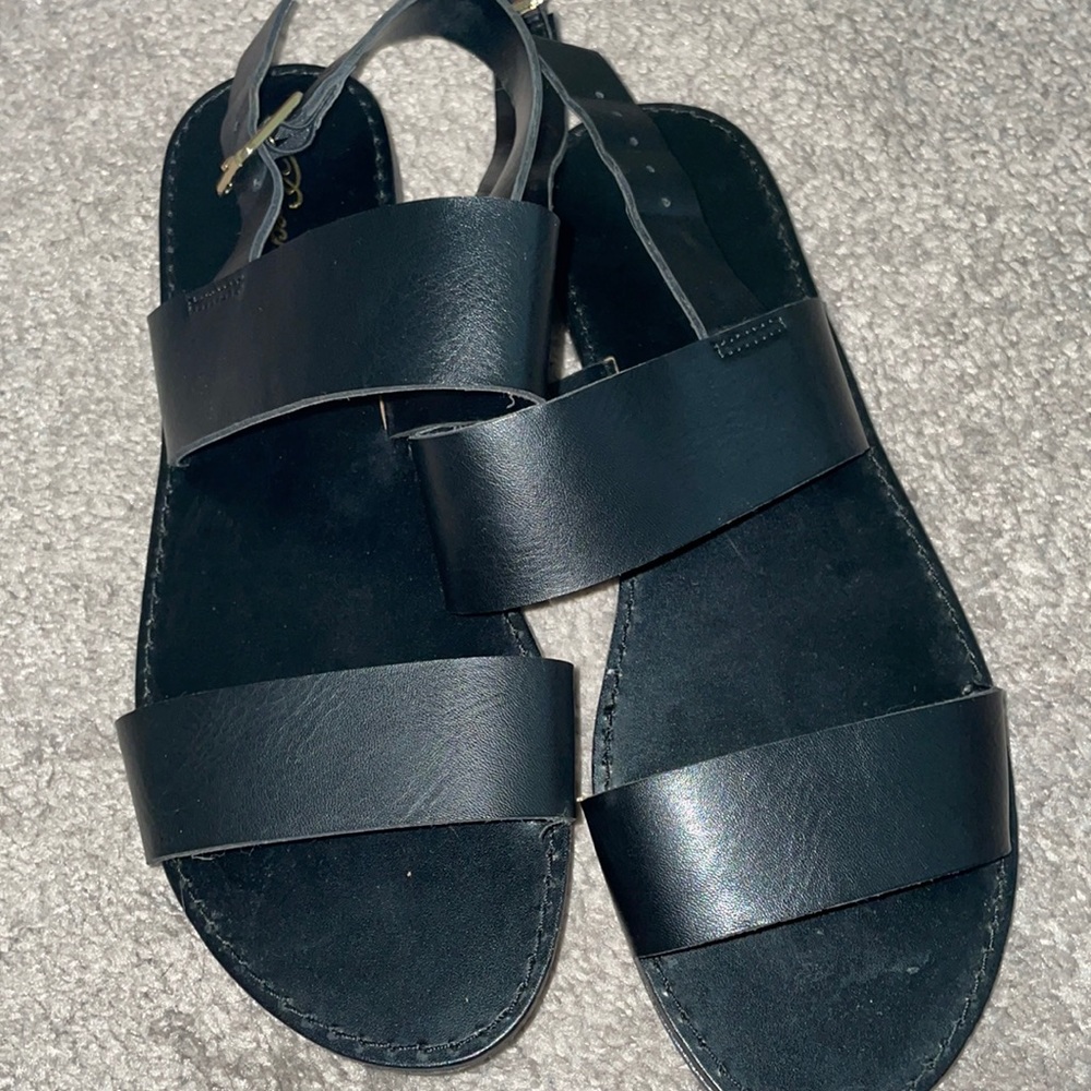 Breckelle’s black sandles